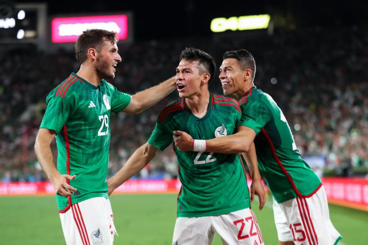 Hirving Lozano de México celebra con sus compañeros después de anotar el primer gol de su equipo durante el partido amistoso entre México y Perú (Omar Vega/Getty Images)