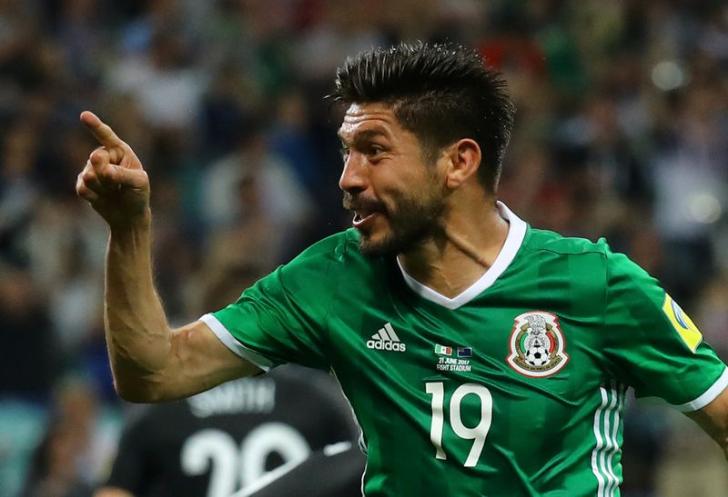 Oribe Peralta celebrando un gol con la selección de fútbol de México en Copa Confederaciones 2017 (REUTERS/Kai Pfaffenbach)